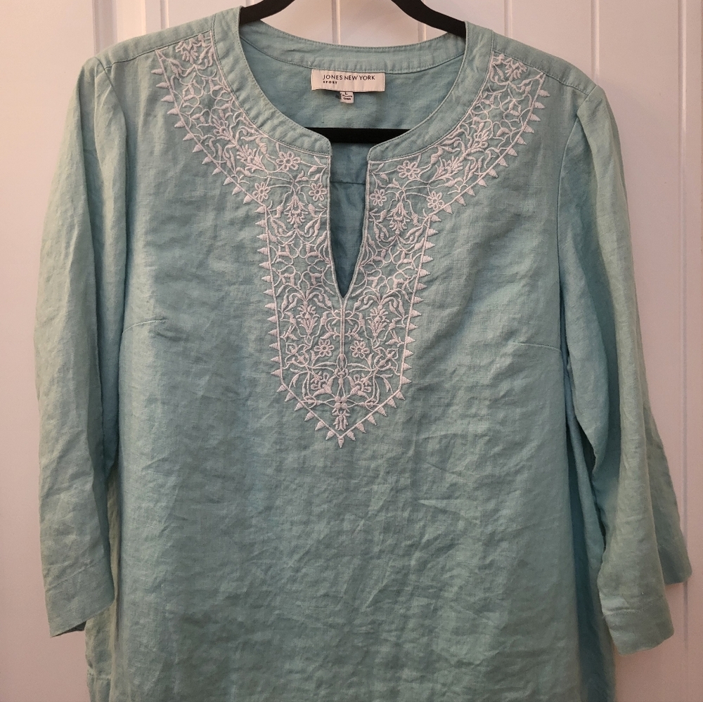 Jones New York Sport Light Green 100% Linen Top with White Embroidery